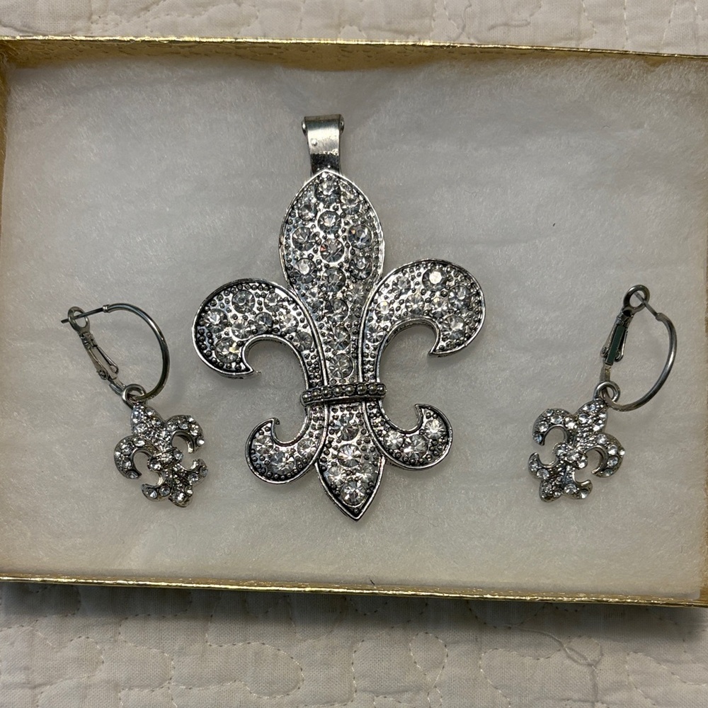 Elegant Vintage Silver Fleur-de-Lis Earrings